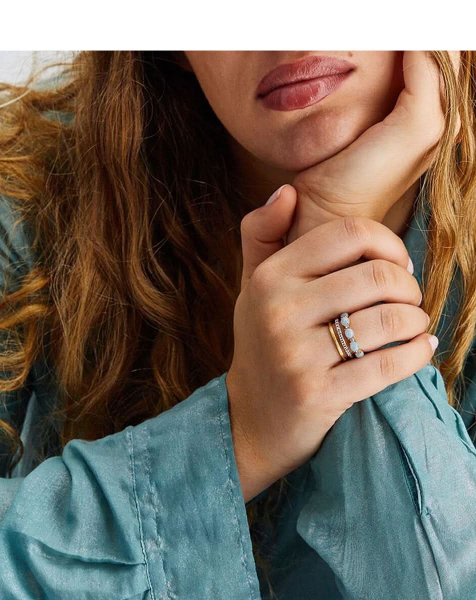 טבעת שלוש שורות משובצת יהלומים ואבני אקווה מרין